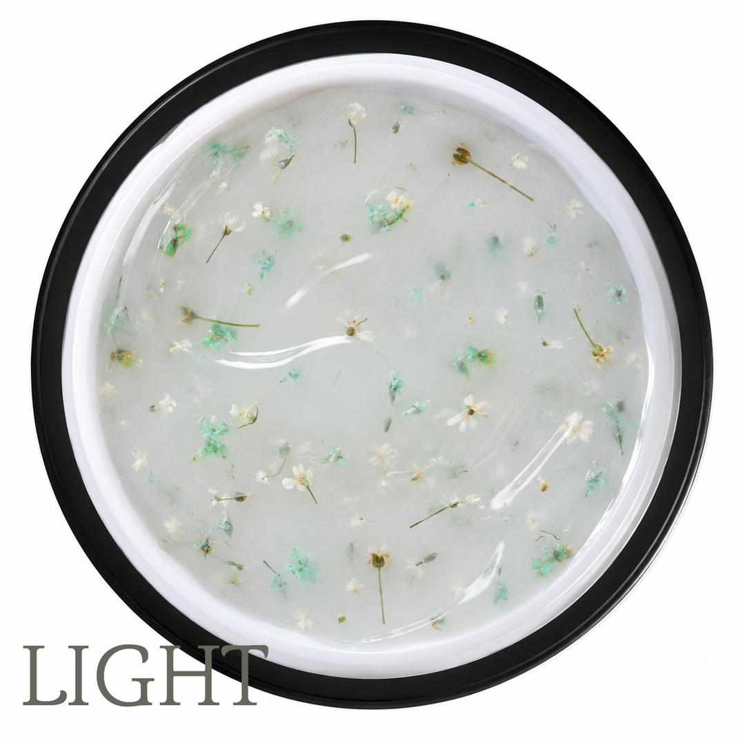 gel colorato per unghie con fiori veri , colore light bianco latte e fiorellini bianci