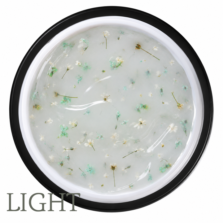 gel colorato per unghie con fiori veri , colore light bianco latte e fiorellini bianci